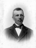 Okänd.Charlotte Hermanson, f. 1852, drev fotoateljé på Torggatan 47 i Skara under åren 1885-1916. Filial i Lundsbrunn.