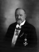 Professor Yngve Sjöstedt, år 1934.

inv. nr. 86879.

Valentin Wolfenstein fotoateljé i Stockholm. Firman etablerades 1890. Han övertog även hovfotograf Johannes Jaegers ateljé 1890 och drev den till 1905.