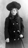 Yvonne Enjolras, Paris år 1903. inv. nr. 86879.