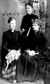 Stående: Ellen Regner Sittande fr. v. L. Arwidson, Bertha Kjellin.
