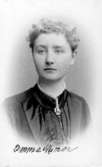 Emma Nyman.

Charlotte Hermanson, f. 1852, drev fotoateljé på Torggatan 47 i Skara under åren 1885-1916. Filial i Lundsbrunn.