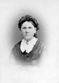 inv. nr. 89534.Maria Tesch, f. 1850 d. 1936, drev fotoateljé på Nygatan 20 och 46 i Linköping 1873-1917. Filial i Eksjö. Firman överläts 1917 till Anna Göransson.