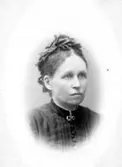 inv. nr. 89534.

Charlotte Hermanson, f. 1852, drev fotoateljé på Torggatan 47 i Skara under åren 1885-1916. Filial i Lundsbrunn.