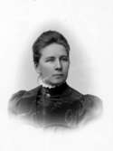 inv. nr. 89534.

Charlotte Hermanson, f. 1852, drev fotoateljé på Torggatan 47 i Skara under åren 1885-1916. Filial i Lundsbrunn.