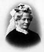 Kapten Sigge Flachs samling, Prinshaga, Axvall.

Selma Jacobsson drev fotoateljé på Fredsgatan 15 i Stockholm. Firman etablerades 1872. Hovfotograf 1899.