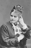 Rosalie Sjöman,1833-1919, fotograf med egen ateljé, först på Drottninggatan 42 i Stockholm, 1864-1875, senare på Regeringsgatan 6, 1881-1905. Hon hade ett tiotal anställda och kunde så småningom öppna fem filialer i b la Kalmar, Halmstad och Vaxholm. Hon var en av de första och mest framgångsrika kvinnorna i fotobranschen.