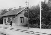 L.S.S.J. 
(Lidköping-Skara-Stenstorps Jernväg).
Första stationshuset i Winninga. 
Framför byggnaden återfinner vi stationsmästaren Frans Nikolaus Svensson. 
Foto från omkring 1895.