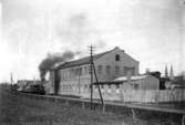 Tåg på väg ut från Skara station mot Stenstorp. Foto från 1906. Vid denna tid gick ett spår öster ut från Skara. Tåg från Göteborg mot Mariestad fick i Skara vända sina lok och köra en bit väster ut igen, och sedan norr ut förbi stadsdelen Västermalm och vidare sedan rakt norr ut på den nu s.k. 