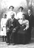 Anders Gustav (kallad Gusten) Broholm, född 1856-09-14 - död 1932-02-24. 
Emigrerade år 1881 till staden Clark i S. Dakota, USA.
Grupporträttet är taget i USA och på fotot är: Gusten Broholm och makan Anna samt barnen.