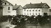 Fisktorget = Hötorget.
En marknadsdag på Hötorget. 1860-talet.
Längst till vänster: Wettergrens gård (2 hus).
I det hus, varav endast ett hörn syns, bodde fröknarna Jeanette Gillner och Hilda Billberg.
I stora husets övre våning bodde Simmingskiölds, i nedre Wettergrens. 
I våningen med markiser bodde fru Vendela Carlberg, född Nernst. I nedre våningen i samma hus bodde Lundbergers. Den stora gaveln till vänster på kortet är gaveln till det nyligen rivna Nordinska huset.