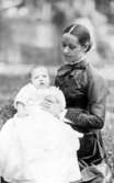 Lektor August Wetterbergs fru med sonen Gunnar Israel Wetterberg, född den 25 febr. och fotograferad den 5 juli år 1883.