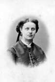 Anna von Schoultz, född 1846 i Stockholm, gift med Arkitekten Nyström. Barn: 1:sta dottern från Carl Georg Stjernsvärds äldste son Carl Carlson Stjernsvärds dotter Anna Carolina och Expeditionschefen W. von Schoultz.