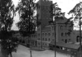 Stadion, Stockholm.

2000-08-30, AS. Stadion, idrottsanläggning på Östermalm i Stockholm, byggd till OS 1912. Byggherre var Sveriges centralförening för idrottens främjande, och arkitekt var Torben Grut, som här skapade ett monument inom den 