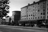 I bakgrunden ligger Stockholms stadsbibliotek och i förgrunden restaurant Metropol.