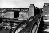 S:t Eriksbron i Stockholm ritades av arkitekten David Dahl, 1895-1974, och bron stod klar 1937. I bakgrunden Vasastan.