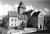 2000-08-28, AS. Westman, Carl, 1866-1936, arkitekt med egen verksamhet i
Stockholm från 1897. W:s huvudverk är Stockholms rådhus (uppfört 1911-15). Byggnaden är med sin tunga huvudfasad av gråslammat rött tegel, sin kärvt enkla håll- ning och sitt mäktiga torn inspirerad av Vadstena slott. Bland hans andra offentliga byggnader från samma tid kan nämnas Nyköpings tingshus (1907-10) och Röhsska Konstslöjdmuseet i Göteborg (1910-14).