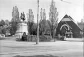 2000-08-30, AS. Biologiska Museet på Djurgården i Stockholm öppnades 1893 och var det första naturhistoriska museum som visade djur i deras naturliga omgivning.
Konservatorn Gustaf Kolthoff (1845-1913) monterade djuren och byggde landskapen, Bruno Liljefors målade bakgrunderna och arkitekten Agi Lindegren ritade huset, med norska stavkyrkor som förebild. B. fungerade som aktiebolag till 1970, då det övertogs av Stiftelsen Skansen. Det innehåller över 300 nordiska djurarter i tre panoramor.