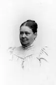 Maria Lundbäck, 1857-1927, drev fotoateljé på Lagerbergsgatan 13 i Uddevalla. Firman etablerades 1883. Filial i Trollhättan. 
Hon var först elev hos Josefina Rydholm och blev sedan föreståndare för dennes ateljé 1880.