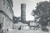 Gamla vattentornet i centrum på bild samt en rivningstomt på Larmtorget.