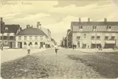 De hus som syns på denna bild från runt sekelskiftet 1900 finns faktiskt kvar än idag.