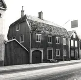 Kvarteret Bläckan 2, med fasaden åt Norra vägen.
Foto: KG Pettersson 13/12 1961.