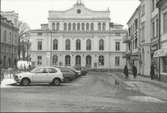 Kalmar teater med Larmtorget i förgrunden. När bilden togs 1984 användes torget ännu som parkering.