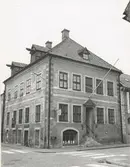 Hantverkshusets fasad mot Kaggensgatan-Ölandsgatan, Kvarnholmen väster om Västra Sjögatan. Bilderna är tagna inom ramen för Kalmar kommuns inventering av Kvarnholmens bebyggelse 1970-1971 och skänkta till länsmuseet.