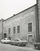 Fasad mot Ölandsgatan, Kvarnholmen väster om Västra Sjögatan. Bilderna är tagna inom ramen för Kalmar kommuns inventering av Kvarnholmens bebyggelse 1970-1971 och skänkta till länsmuseet.