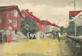 Kolorerat vykort med motiv från Storgatan i Högsby.