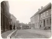 Stadsbild från Mönsterås. Till vänster syns E. Burströms klädes, kapp- och manufakturaffär.