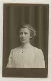 Aina Lindblom,Flickskolan 1910.
Se foto på Elsie, som var en syster.
Gåva av Gun Johnsson.