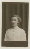 Aina Lindblom,Flickskolan 1910.
Se foto på Elsie, som var en syster.
Gåva av Gun Johnsson.
