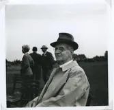 Länsjägmästare Uno Danielsson.
I bakgrunden l.t.h: polismästare Nubert.

Foto 1948-09-12