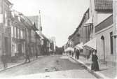 Foto:Blomberg 1895
332/9
Kalmar stad
Kvarnholmen
Storgatan från Torget