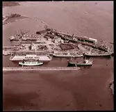 Kalmar varv. Varvsholmen från luften. I bildens mitt syns torrdockan med texten Kalmar varv.