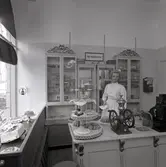 Länsmuseets butik i Teaterhuset. Konstgjorda bakverk och docka. Inredningen är från Holmgrens konditori och skänktes till museet vid ombyggnaden av konditoriet 1946.