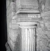 En inbyggd pelare med kapitäl.