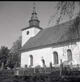 Kyrkan med kyrktorn och kyrkogård i Döderhult socken.