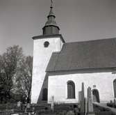 Kyrkan med kyrktorn och kyrkogård i Döderhult socken.