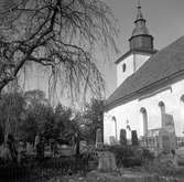 Kyrkan och kyrkogården i Döderhult socken.