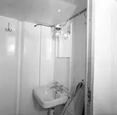 Fartygsleverans, den 12 juni 1965 på Gävle Varv. M/S Fauna, toalettinteriör. Troligtvis levererades fartyget från Gävle till Mariehamn på Åland.