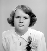 Konfirmanden Mona Karlsson. Foto i maj 1950.
