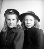Ingejärd Vik, Maria Karlsson. Foto i mars 1946.
