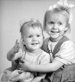 Barnen Britta-Lena och Anna-Karin Larsson, Källö. Foto i december 1945.