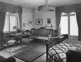 K F Göranssons hem i Sandviken, disponentbostad, Hedåsen. Huset uppfördes 1934-1935 och var under åren 1935-1949 bebott av disponent K F Göransson och hans maka Solveig, född Spörck. K F och Solveig Göranssons sovrum. Se även utförlig beskrivning i särskild förteckning, arkiverad tillsammans med albumet.