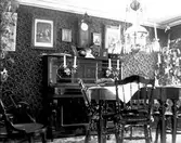 Fabror Ola Olssons sal i Gävle. Övre Bergsgatan 22. Jullovet 1899 - 1900