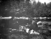 Militärer vid vattnet har rast