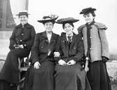 Fyra kvinnor på en bänk. Alma, Fanny, Anna och Ester