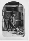 Bobergs Fajansfabrik i Gävle 1874-1967.
C.G. Kvist eldar ångpannan med avfall från vedboden.
