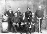 Blåsorkestern vid Gefle glasbruk, omkring 1910.
Stående fr.v. Karl-Axel Vetterhall, okänd, Artur Vessberg,
David Rahmberg.
Sittande fr.v. Sigfrid Johansson, Iwar Svensson, Anders Jonsson.